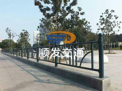 水泥墩中央护栏图1