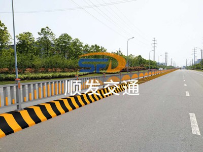 水泥墩中央护栏图1