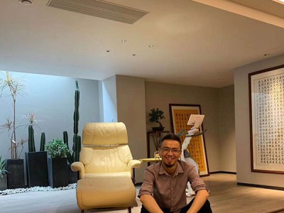 坤尼·席地而坐图2