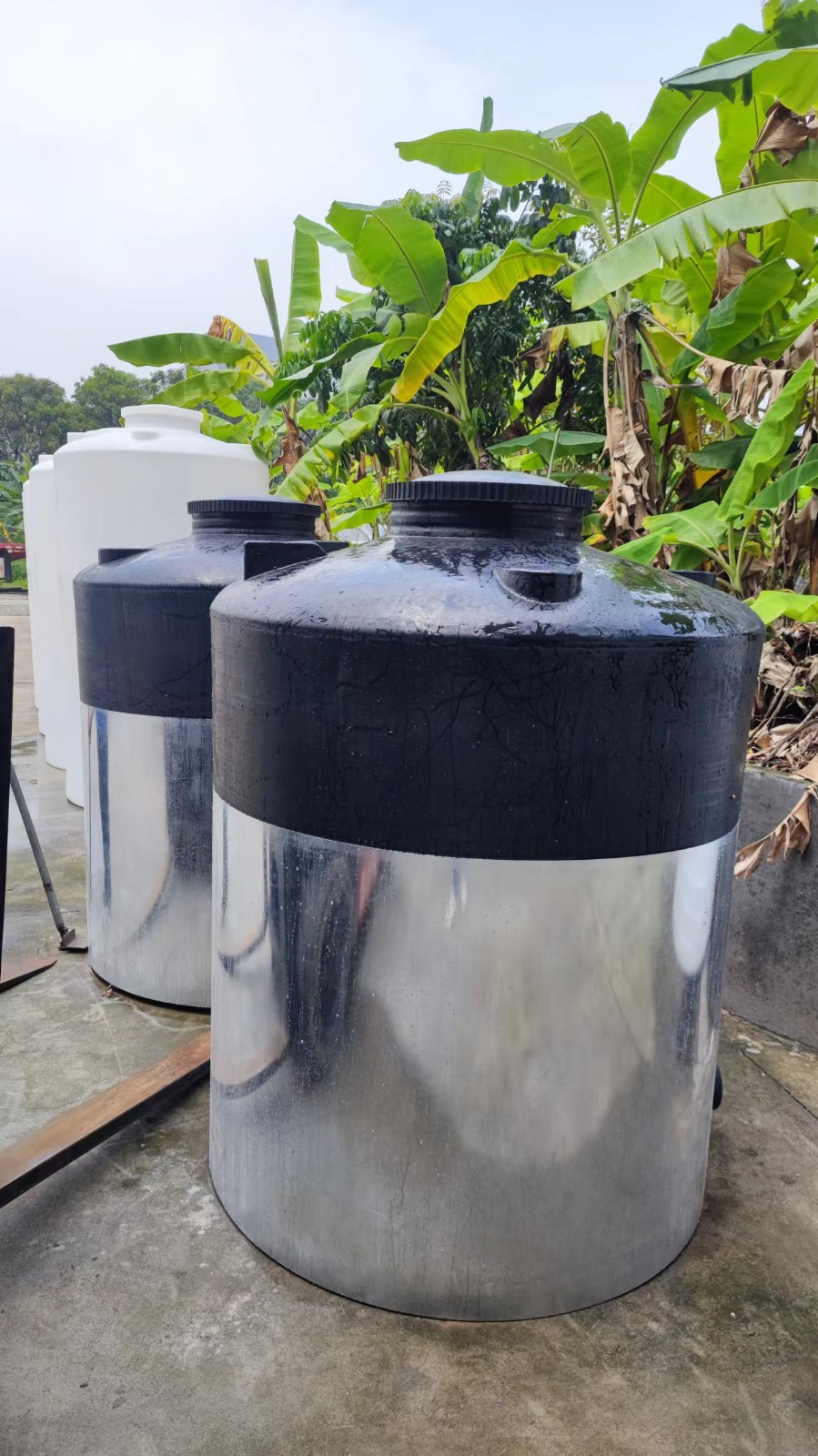 PE滚塑加厚水箱户外塑料水塔储水罐工地储水桶